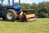 Stroj na renovaci a dosívání trávy 